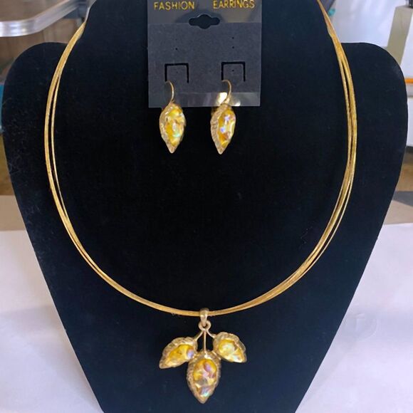 Windsor Vintage Choker Necklace and Earring Set Gold Tone Leaf Design - Picture 2 of 7